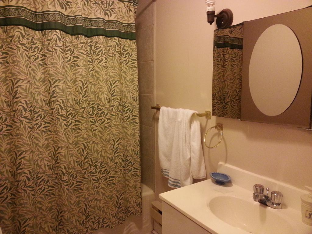 Le Petit Chateau Montebello B&B Room photo