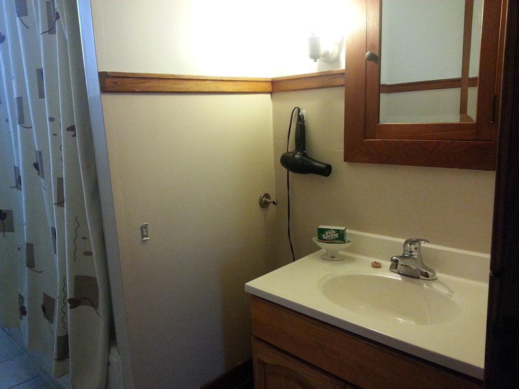 Le Petit Chateau Montebello B&B Room photo
