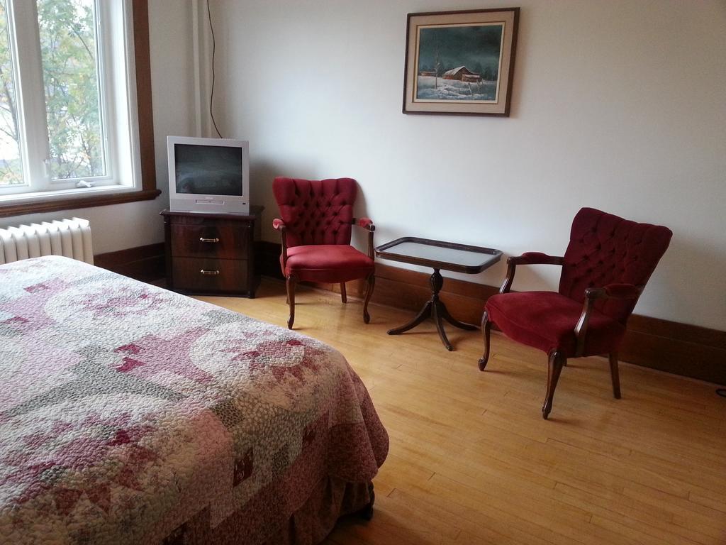 Le Petit Chateau Montebello B&B Room photo