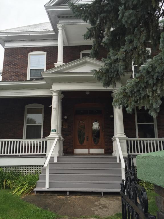 Le Petit Chateau Montebello B&B Exterior photo