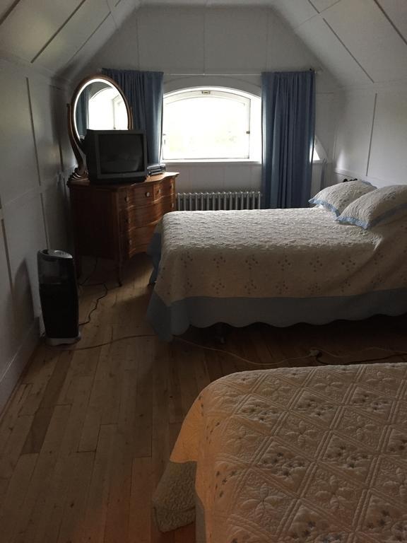 Le Petit Chateau Montebello B&B Room photo