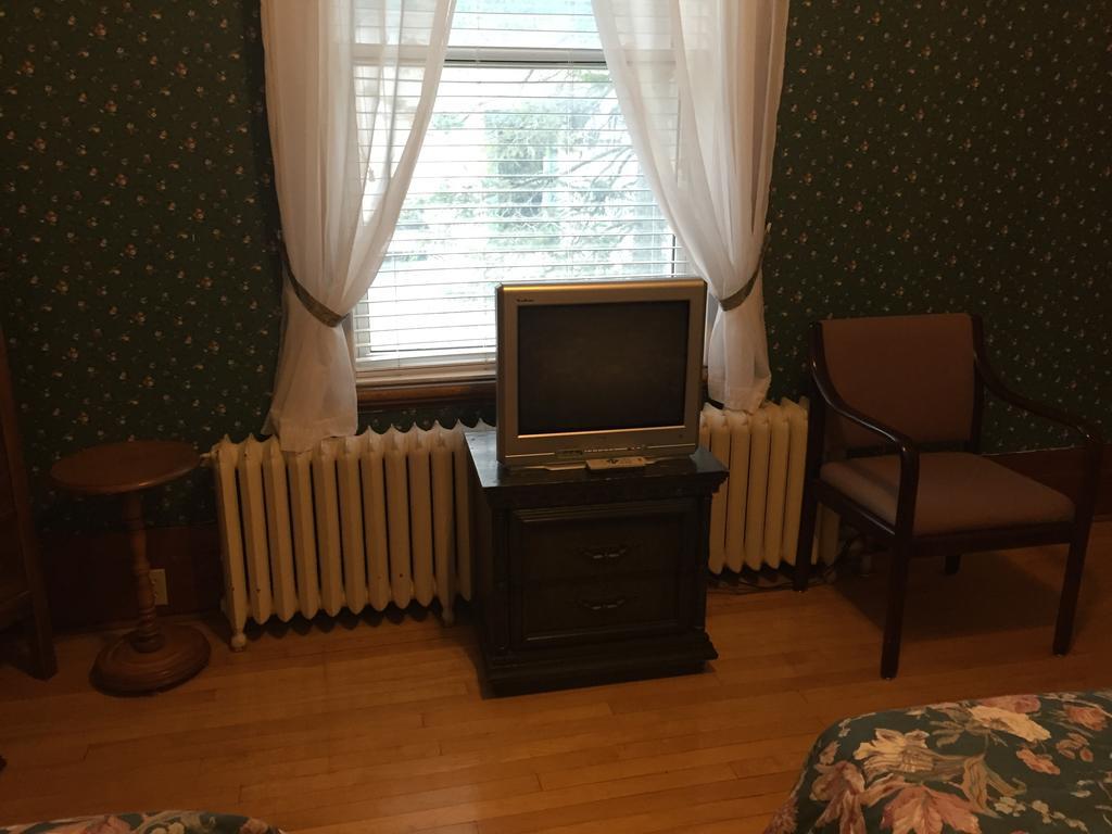 Le Petit Chateau Montebello B&B Room photo