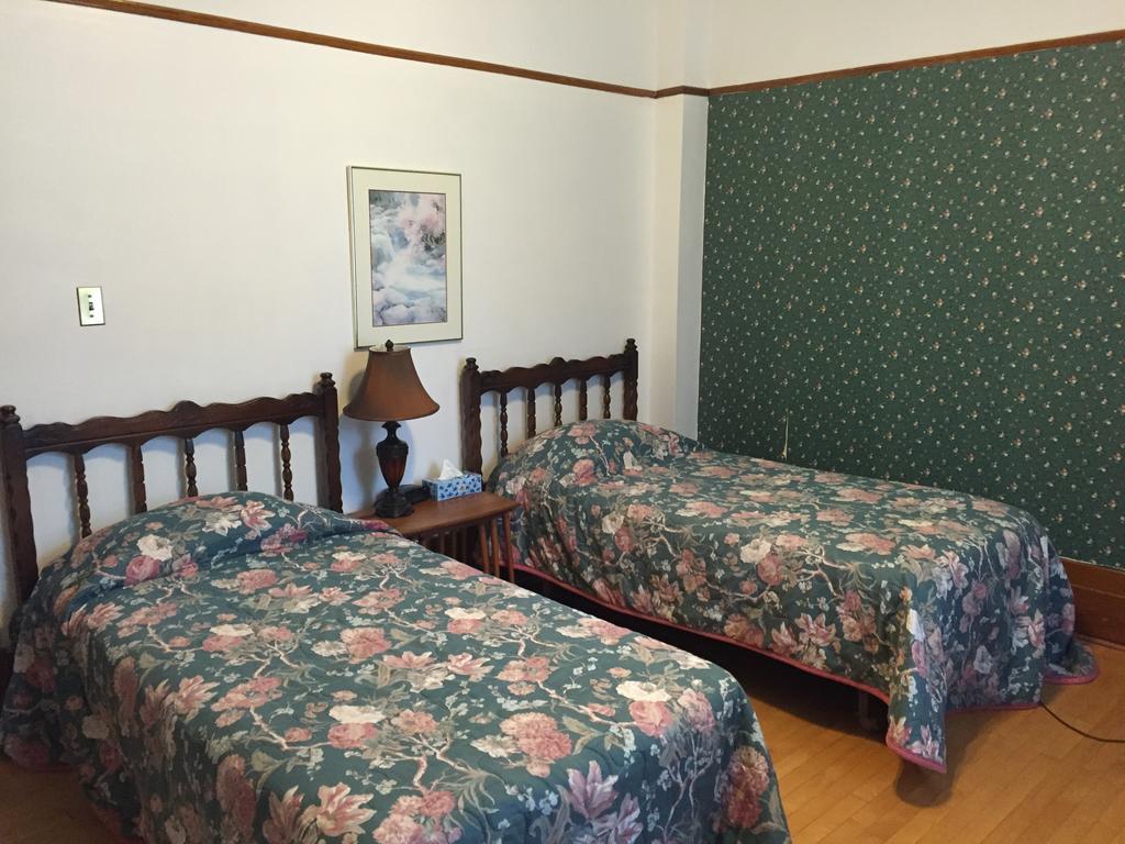 Le Petit Chateau Montebello B&B Room photo