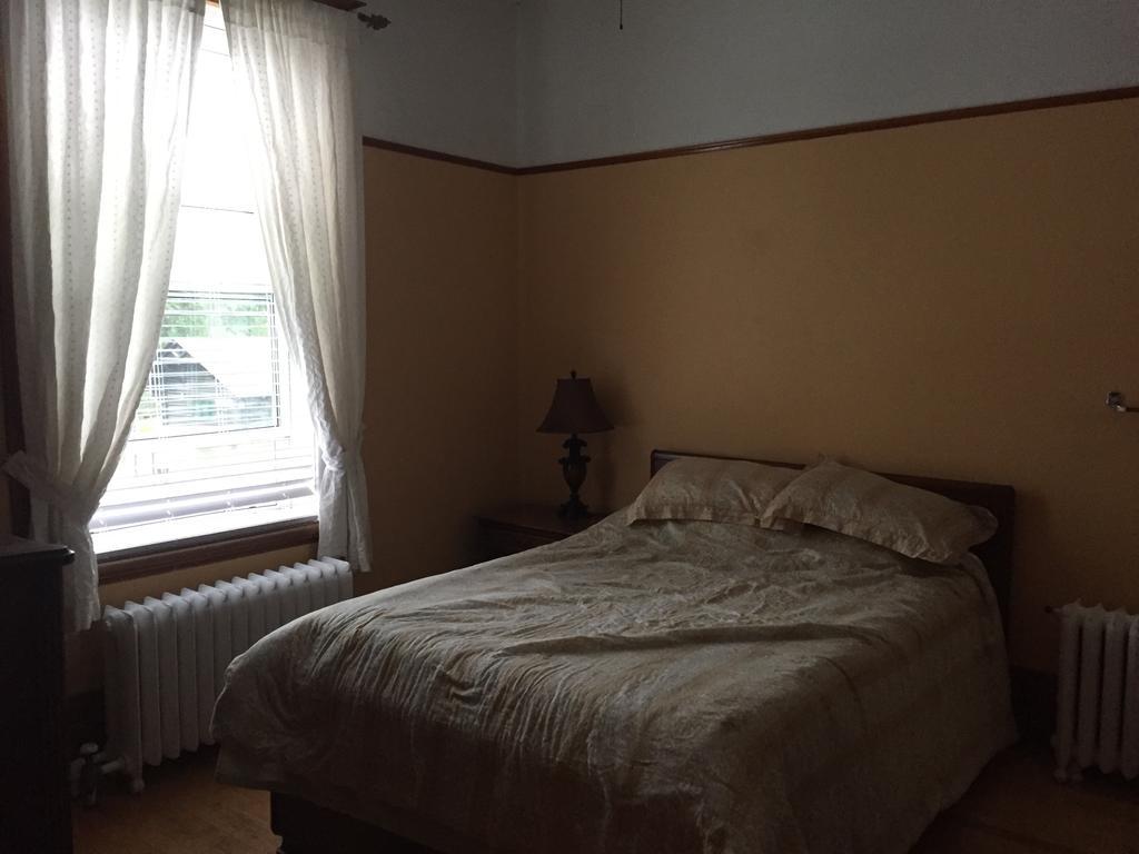 Le Petit Chateau Montebello B&B Room photo