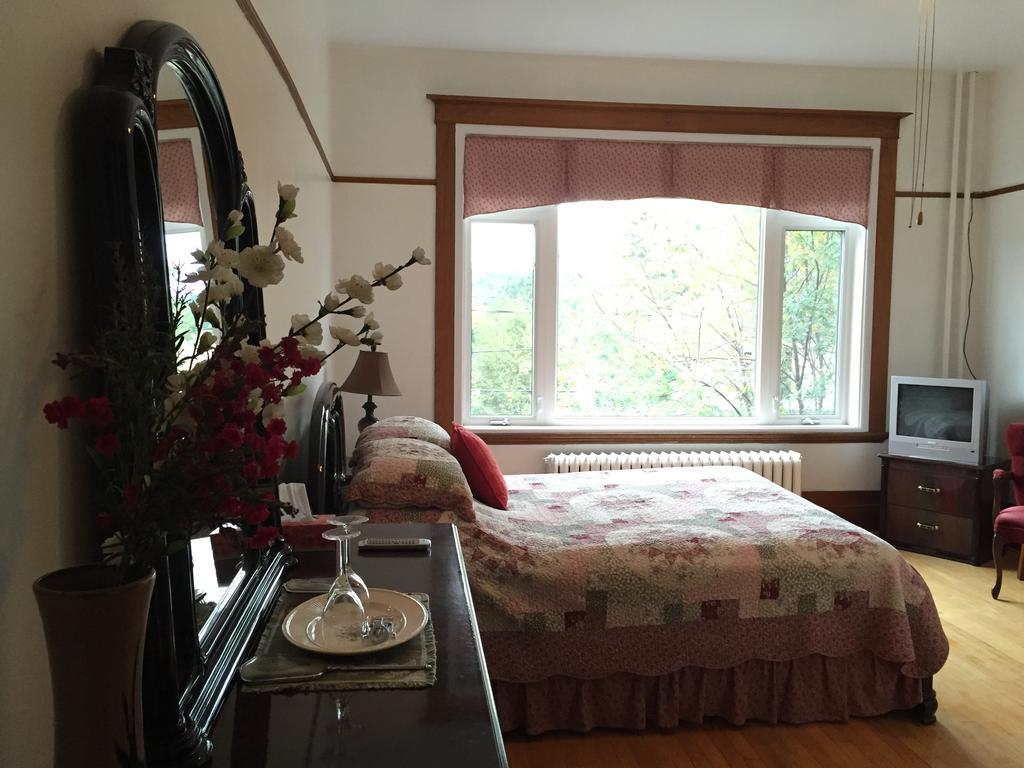 Le Petit Chateau Montebello B&B Room photo