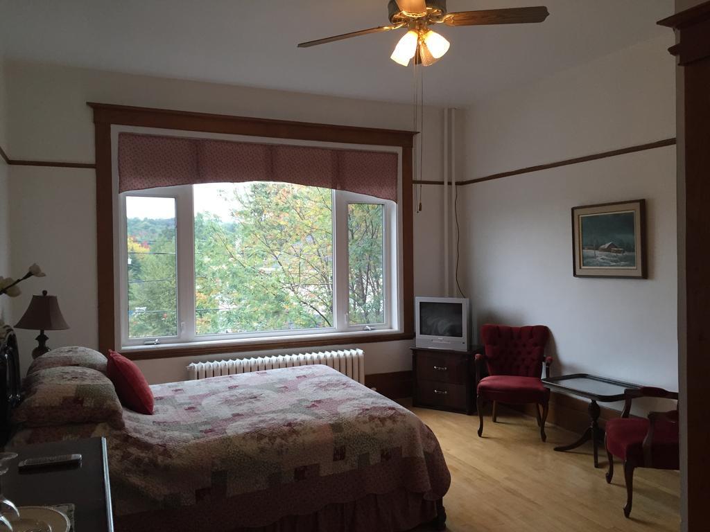 Le Petit Chateau Montebello B&B Room photo