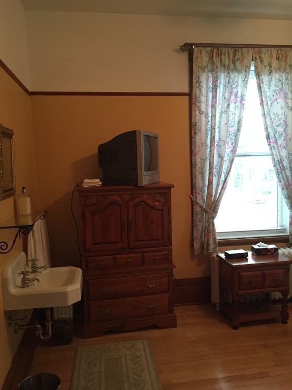 Le Petit Chateau Montebello B&B Room photo