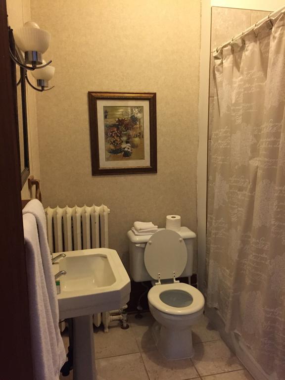 Le Petit Chateau Montebello B&B Room photo