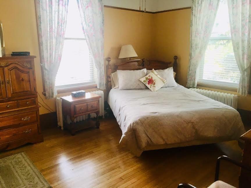 Le Petit Chateau Montebello B&B Exterior photo