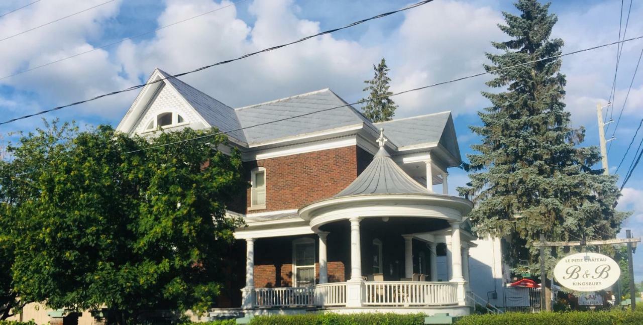 Le Petit Chateau Montebello B&B Exterior photo